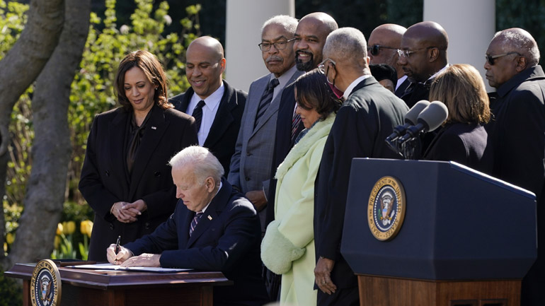 ΗΠΑ: Ο Μπάιντεν υπέγραψε νόμο που μετατρέπει το λιντσάρισμα σε ομοσπονδιακό έγκλημα