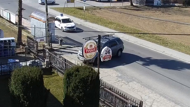 Aυτοκινητιστής κάνει όπισθεν μπροστά από μαθητή οδήγησης