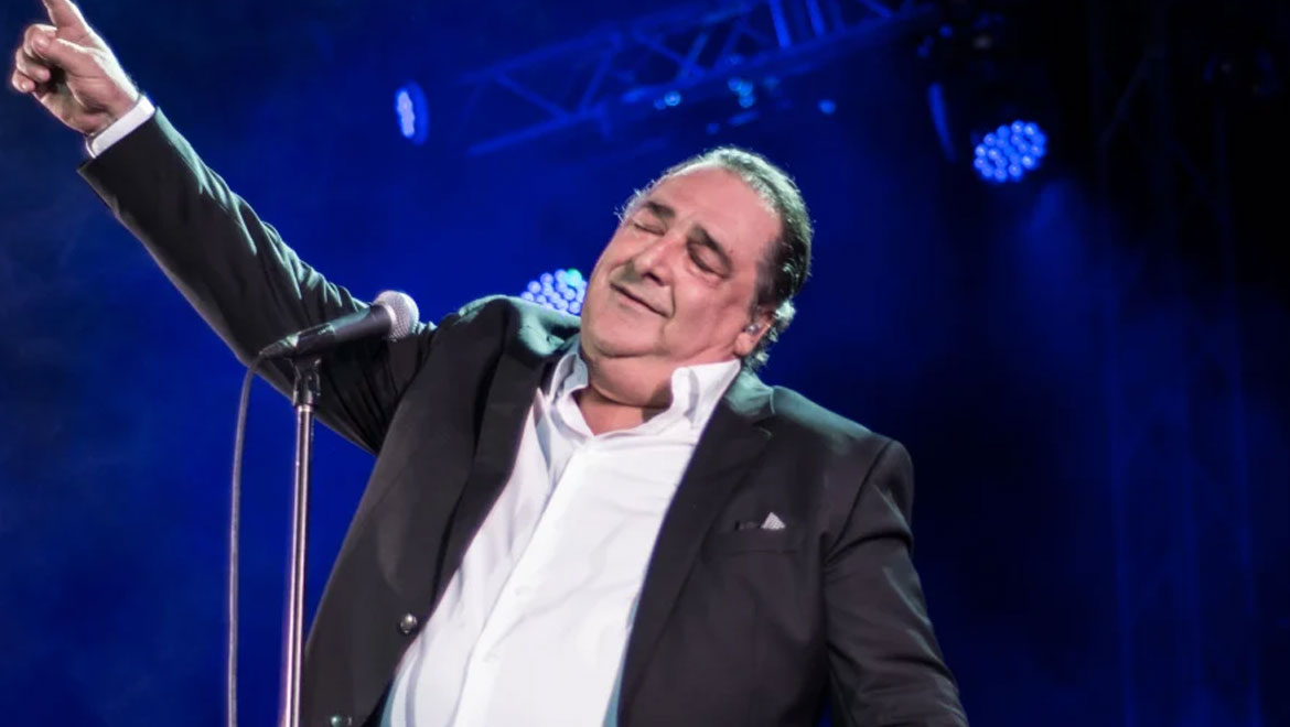 Βασίλης Καρράς: Βγήκε από το νοσοκομείο και ανέβηκε στην πίστα με την πεταλούδα στο χέρι