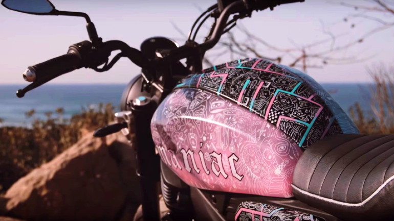 Τα γραφικά στο ρεζερβουάρ είναι χειροποίητα.