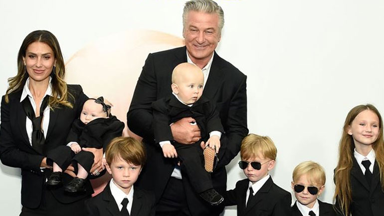 Alec Baldwin: H σύζυγός του είναι έγκυος στο έβδομο παιδί τους λίγους μήνες μετά τον θανάσιμο πυροβολισμό της Halyna Hutchins