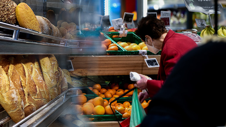 Στοχευμένη μείωση ΦΠΑ σε βασικά τρόφιμα