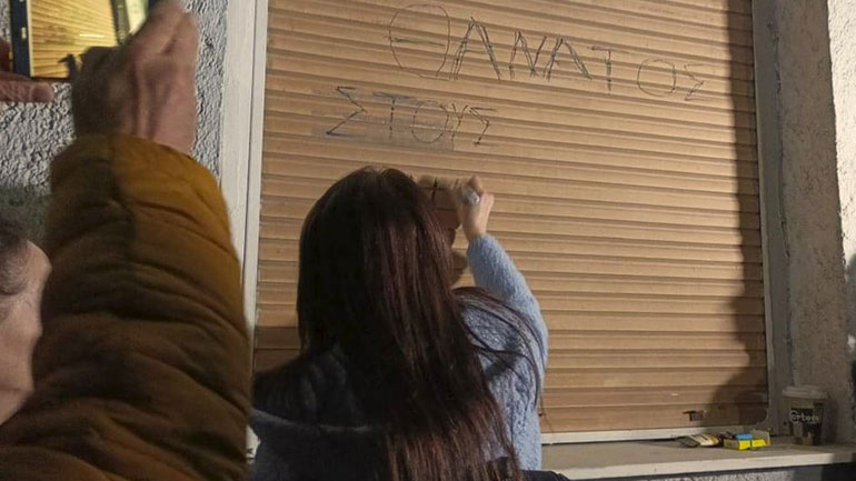 Πάτρα: Ισχυρή αστυνομική δύναμη έξω από το σπίτι της Πισπιρίγκου – Θα επιχειρήσει να φυγαδεύσει την οικογένεια της