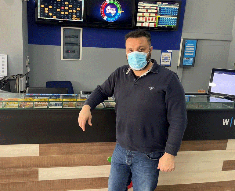 Ο Χρήστος Μπέρκης, υπεύθυνος του τυχερού καταστήματος ΟΠΑΠ στα Πεζά Ηρακλείου