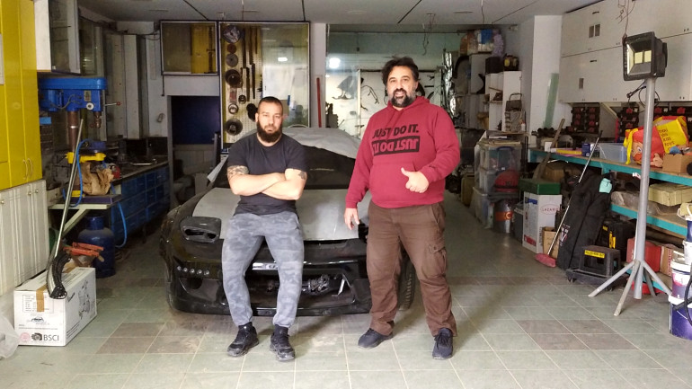 Μπροστά σε ένα από τα μελλοντικά του project στους τέσσερις τροχούς και στο ντριφτ.