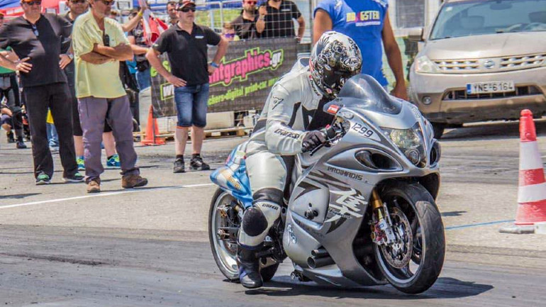 Από αγώνες dragster στη σέλα της Suzuki Hayabusa.