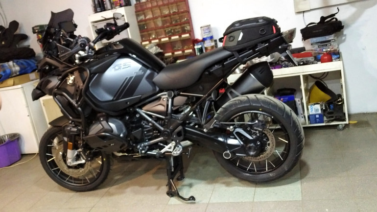 Η πανέμορφη Triple Black έτοιμοι για αμέτρητα χιλιόμετρα.