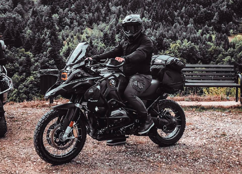 Με την επιβλητική BMW R1250GS Triple Black την οποία απέκτησε πρόσφατα.