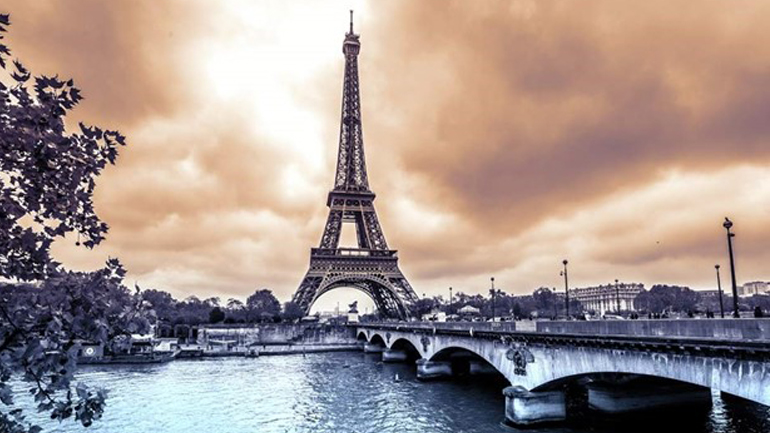 Τι να μας πει για το… ανάστημα του σήμερα ο Πύργος του Άιφελ!