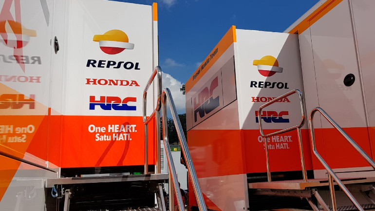 Ακόμα και κάποια από τα motorhome των αναβατών δεν έχουν φτάσει.