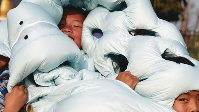 Ο εξάχρονος Tenzing από το Νεπάλ φωτογράφισε για τo τεύχος Άνοιξη 2022 του Dazed