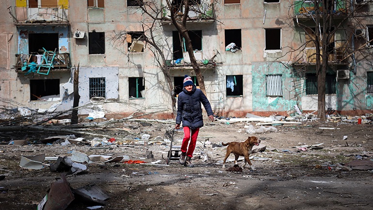 Παραμένει επικίνδυνη η Μαριούπολη για όποιον επιχειρήσει να φύγει με ιδιωτικό μέσο