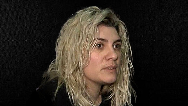 Ξυλοδαρμό της Ρούλας Πισπιρίγκου από αστυνομικούς καταγγέλλουν η μητέρα της και η αδερφή της