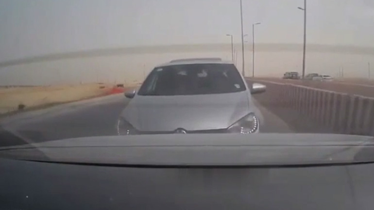 Οδηγός αναβοσβήνει τα φώτα για να κάνει προσπέραση και τιμωρείται