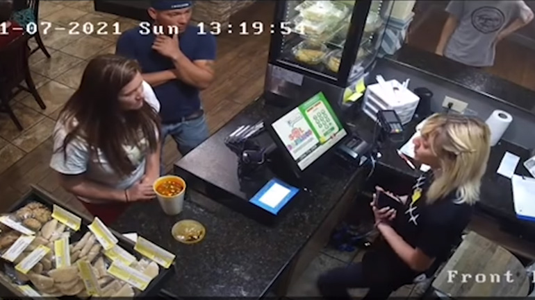 Δυσαρεστημένη πελάτισσα πετά τη ζεστή σούπα της στο πρόσωπο μιας σερβιτόρας