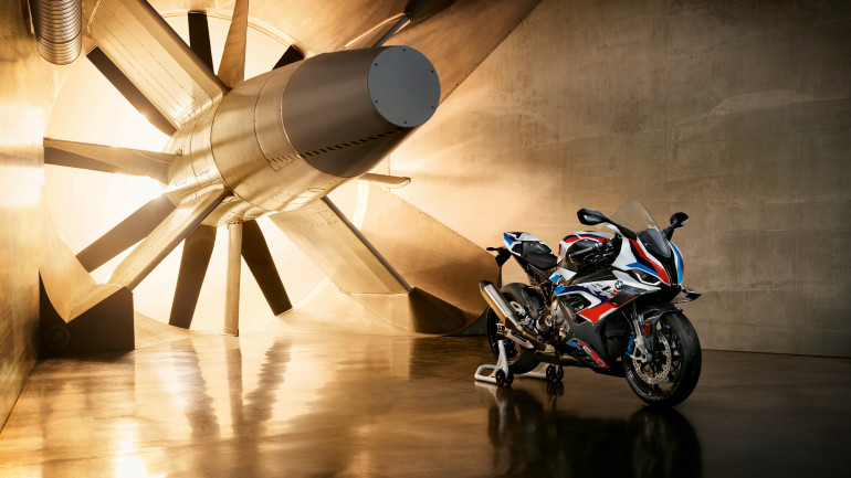 Σάρωσε στα βραβεία «Μοτοσικλέτα της Χρονιάς» η BMW