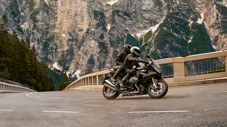 Το R1250RS συνδυάζει άψογα τη σπορ οδήγηση με τις άνετες μεγάλες αποστάσεις.