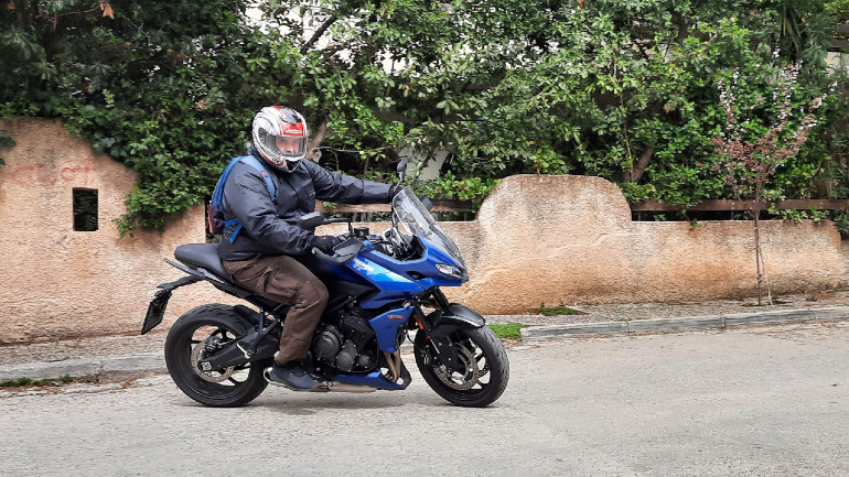 Πανεύκολο με άκρως διασκεδαστική οδηγική συμπεριφορά.