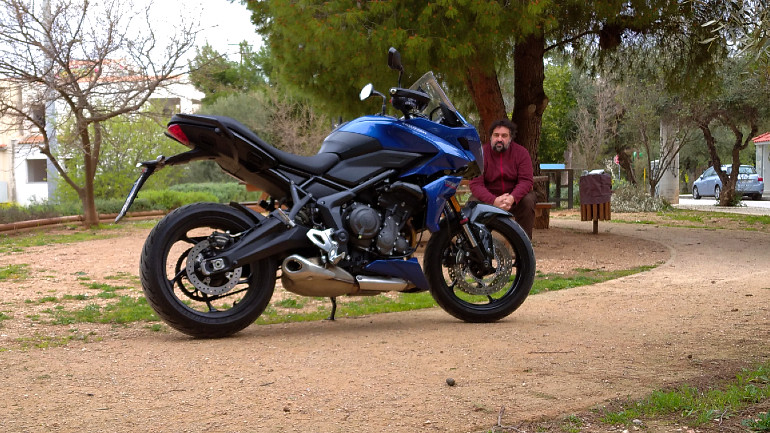 Η εξάτμιση είναι χαμηλά τοποθετημένη για αισθητικούς αλλά και πρακτικούς λόγους.