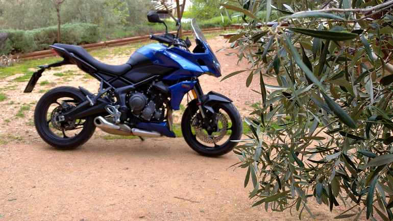 Μαζεμένες διαστάσεις και σπορ εμφάνιση το κάνουν να ξεχωρίζει.