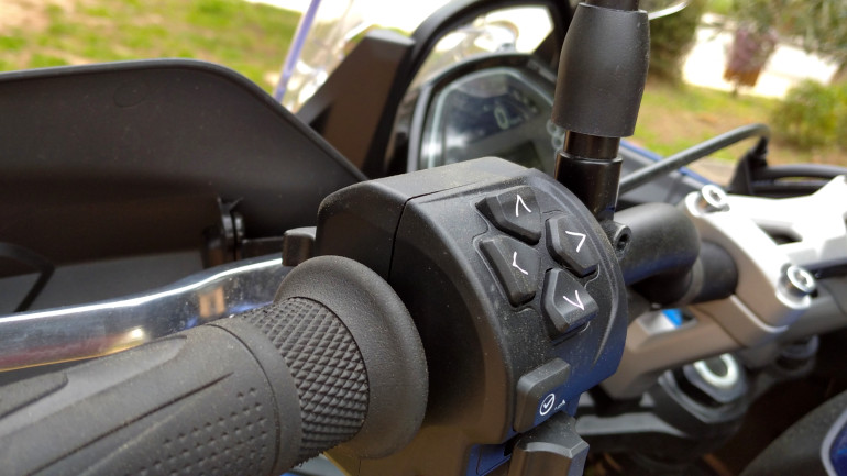 Ο χειρισμός της οθόνης γίνεται από την αριστερή πλευρά του τιμονιού.