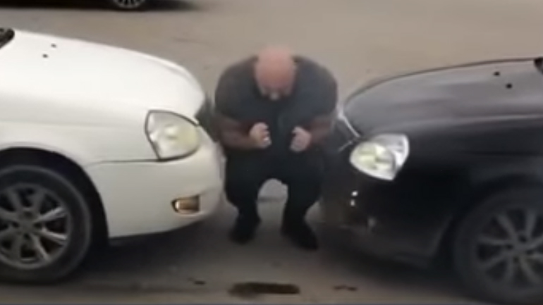 «Φουσκωτός» ζητάει από αυτοκίνητα να τον κάνουν… sandwich