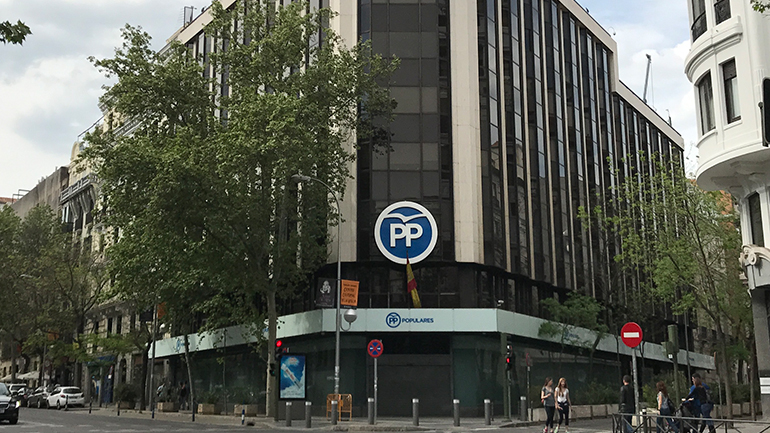 Στροφή στη μετριοπαθή δεξιά για το ισπανικό Λαϊκό Κόμμα