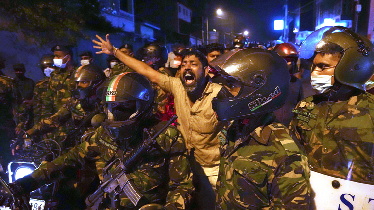 Σρι Λάνκα: Eπιβλήθηκε απαγόρευση κυκλοφορίας μέχρι το πρωί της Δευτέρας