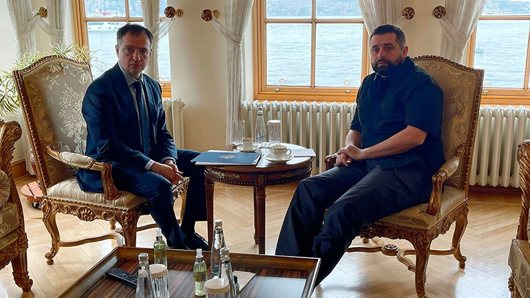 Ο Ρώσος διαπραγματευτής Βλαντίμιρ Μεντίσνκι επαινεί την πιο ρεαλιστική θέση του Κιέβου για καθεστώς ουδετερότητας