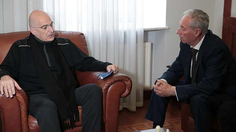 Έφτασε στην Οδησσό ο Ν. Δένδιας για μεταφορά ανθρωπιστικής βοήθειας