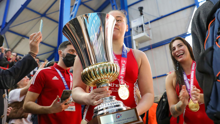 Ολυμπιακός: Έσπασε η κούπα στη διάρκεια των πανηγυρισμών!