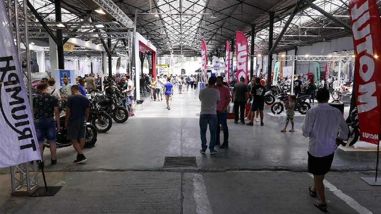 Ώρες λειτουργίας για τις καθημερινές 15:00 - 21:00 & για τα Σαββατοκύριακο: 10:00 - 21:00.