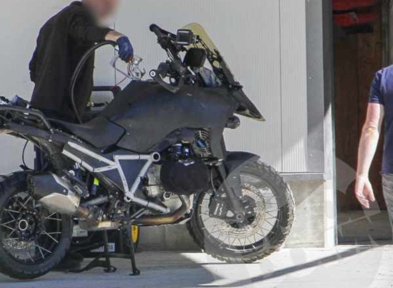 Τα μόνα σίγουρα είναι ο κινητήρας boxer και η οθόνη TFT!