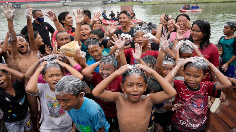 Ινδονησία: Δικαστήριο καταδικάζει σε θάνατο δάσκαλο για τον βιασμό 13 μαθητριών