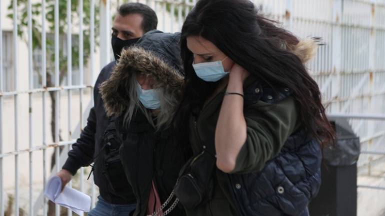 Η Ρούλα Πισπιρίγκου προσπαθεί να αυτοτραυματιστεί χτυπώντας το κεφάλι της στον τοίχο