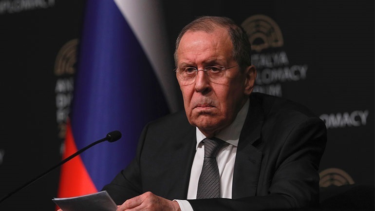 Ο Λαβρόφ κατηγορεί τη Δύση ότι επιχειρεί να «εκτροχιάσει» τις διαπραγματεύσεις Μόσχας-Κιέβου