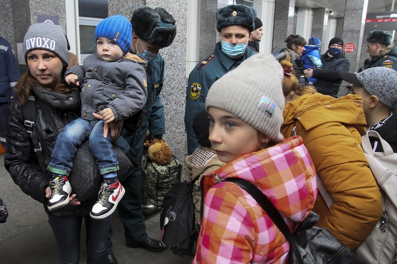 Γυναίκες και μικρά παιδιά φεύγουν από το βομβαρδισμένο Μικολάγιεφ