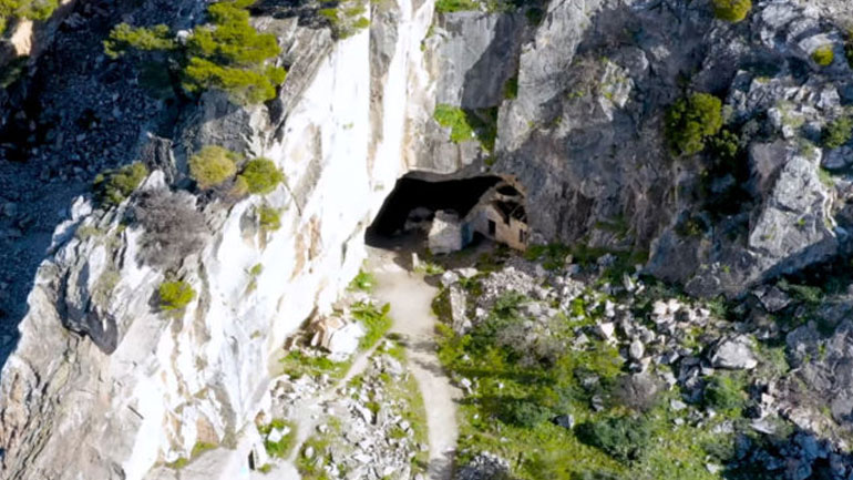 Το μυστηριώδες σπήλαιο της Πεντέλης ή αλλιώς σπηλιά του Νταβέλη