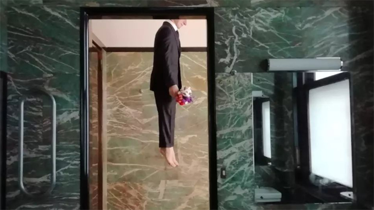 Στην τουαλέτα μιας γκαλερί του Μιλάνου, κρεμασμένη μια «αυτοπροσωπογραφία» του Cattelan