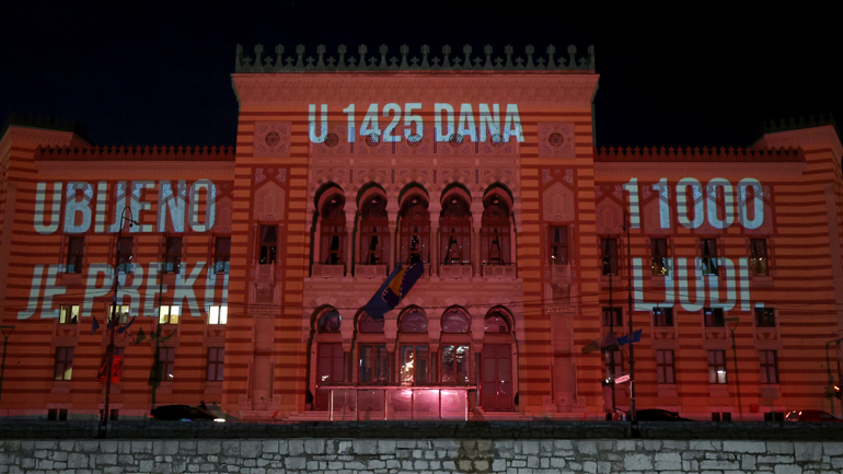 Σαράγεβο: Τιμά την επέτειο της πολιορκίας του, αποτίοντας φόρο τιμής στα θύματα της ρωσικής εισβολής