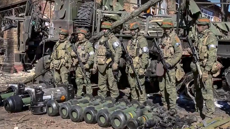 Στη γραμμή του μετώπου στο Ντονμπάς, οι Ουκρανοί στρατιώτες ενισχύονται και περιμένουν τη ρωσική επίθεση