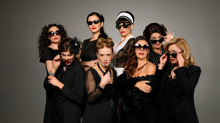 Τελευταίες παραστάσεις για τις «8 γυναίκες» σε σκηνοθεσία Πέτρου Ζούλια στο Θέατρο Αλίκη