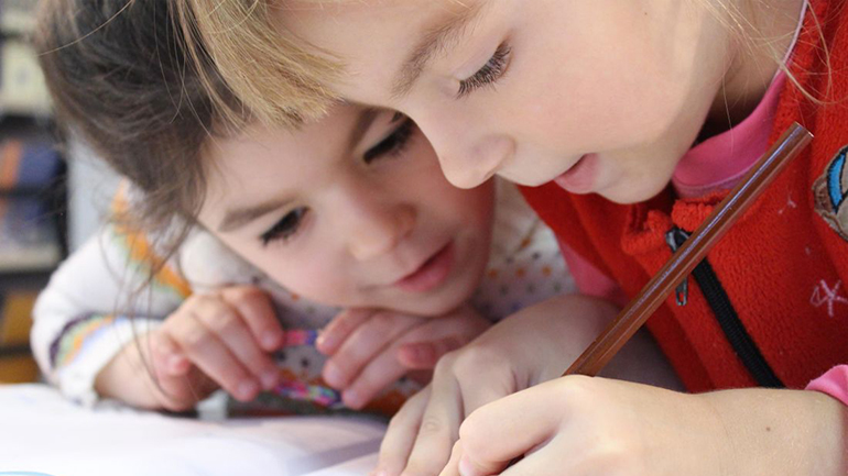 Τομ Χόμπσον: Ένας από τους καλύτερους δασκάλους προσχολικής αγωγής στην Αθήνα