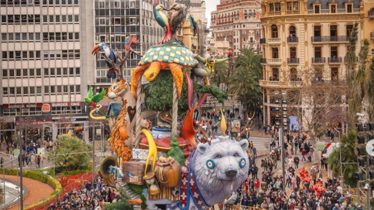 Μια πολική αρκούδα στο επίκεντρο των γλυπτών στο φεστιβάλ Las Fallas στη Βαλένθια