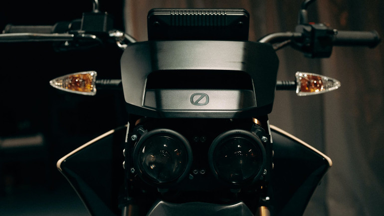 Το πιο χαρακτηριστικό στη σχεδίαση είναι οι διπλοί προβολείς εμπρός.