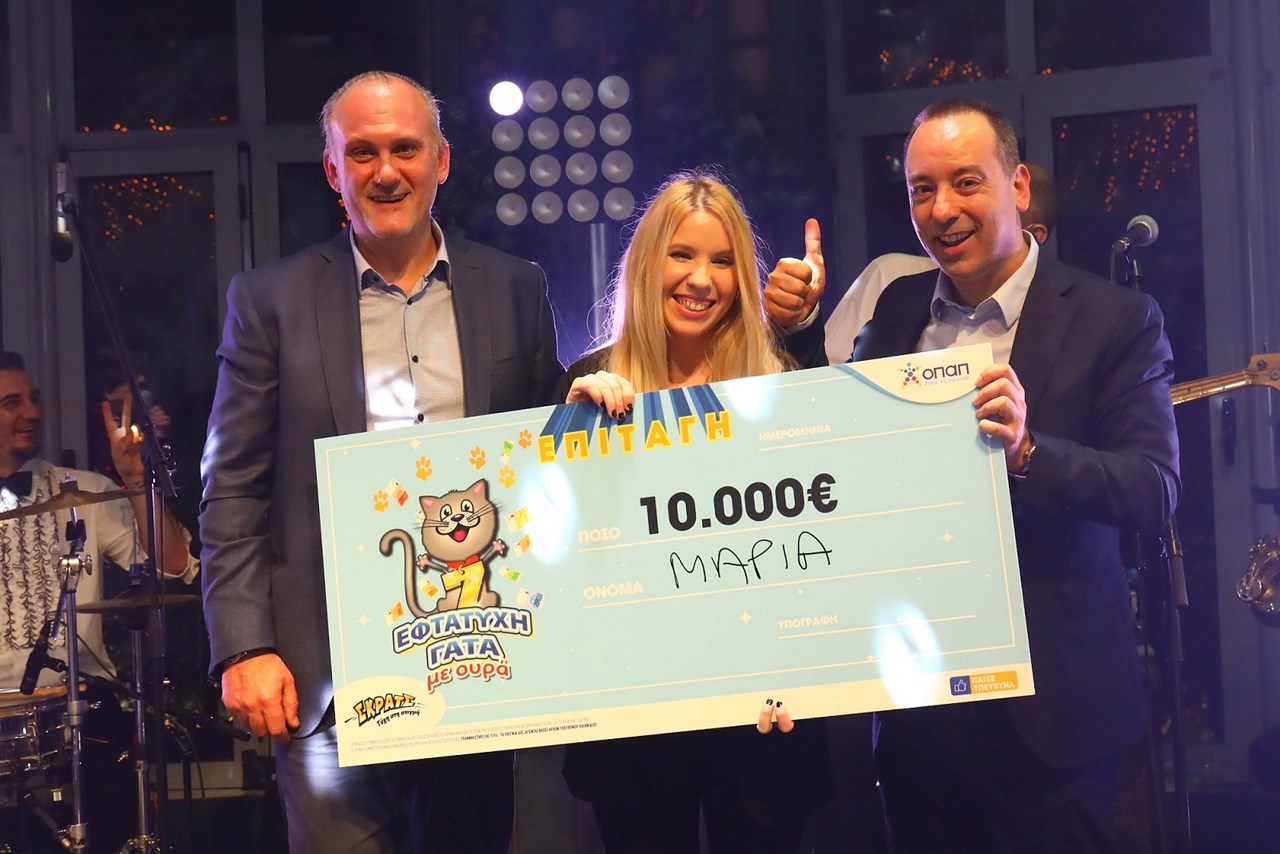 Μάριος Διανέλλος, Numerics & Lotteries Director ΟΠΑΠ, Μαρία Λ., Νικήτρια 10.000 ευρώ του ΣΚΡΑΤΣ 2η ευκαιρία, Μανώλης Σταυρουλάκης, Public & Media Relations Director ΟΠΑΠ.