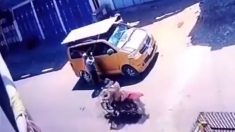 Πιάνοντας έναν μοτοσικλετιστή εν κινήσει με ένα σχοινί