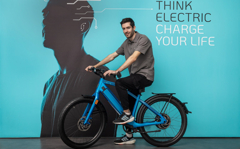 Ο κορυφαίος αθλητής στη σέλα ενός ηλεκτρικού ποδηλάτου.