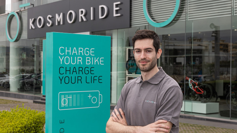 Στο πλευρό του Μίλτου Τεντόγλου η Kosmoride