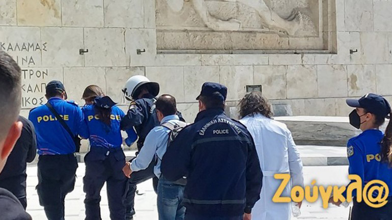 Λιποθύμησε γυναίκα αστυνομικός στο Σύνταγμα εν μέσω διαδήλωσης Λιποθύμησε γυναίκα αστυνομικός στο Σύνταγμα εν μέσω διαδήλωσης